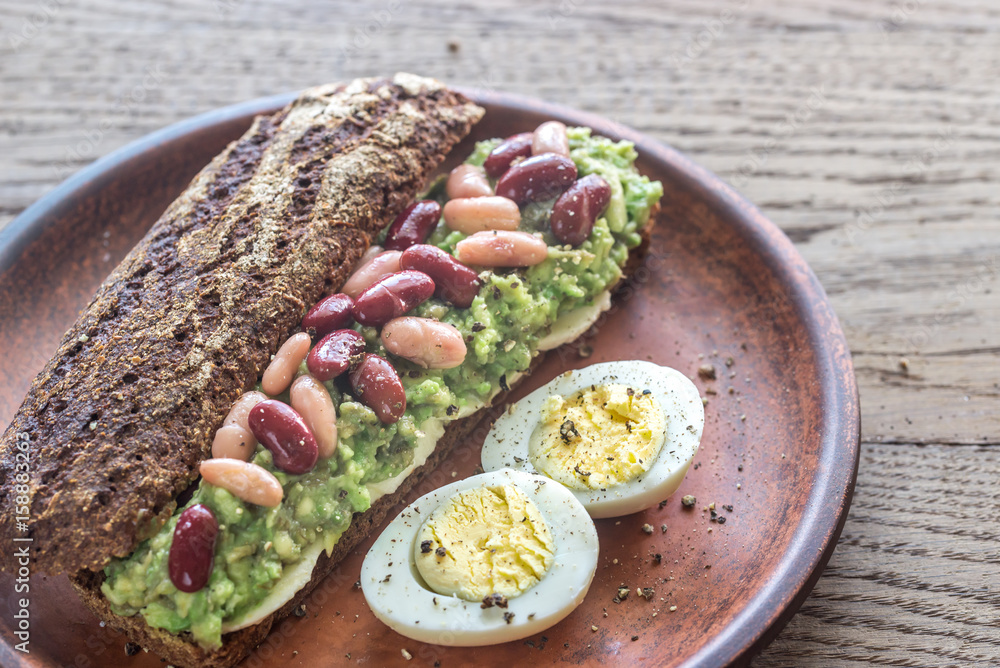  Avocado & Beans 